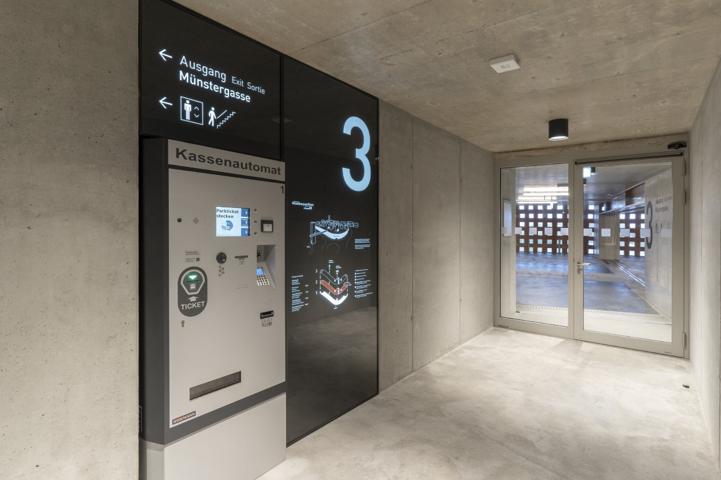 Hörmann Parkraum-Management-System in einem öffentlichen Parkhaus mit Kassenautomat..